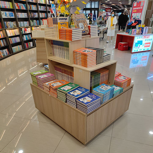 阶梯错落式图书中岛展台